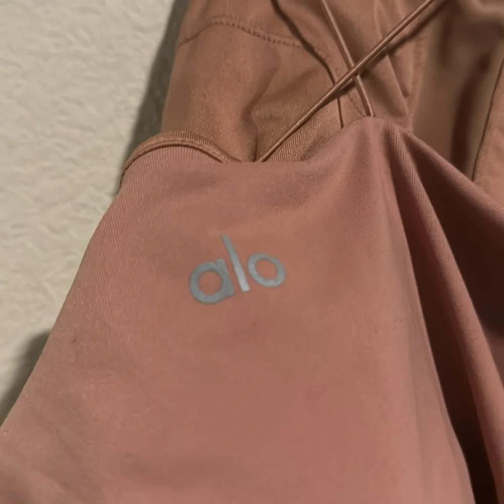 ✨ALO Yoga Dusty Rose Spaghetti Strap Crop Top✨